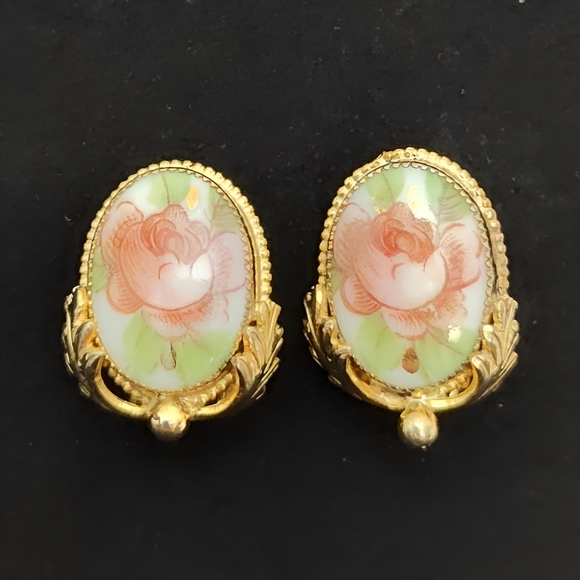 Vintage Whiting & Davis Floral Painted Porcelain Cameo Clip on Earrings - Picture 3 of 14